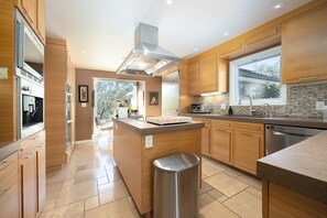 Fridge, microwave, oven, dishwasher - Glen Ellen Estate - Pool, Hot Tub on 2 acres (Glen Ellen)