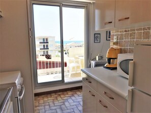 Micro-ondes, four, lave-vaisselle, chaise haute