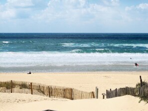 A beach with a wooden fence and a sandy shore. - Beautiful apartment for 4 people with WIFI, TV and terrace (Tarnos)