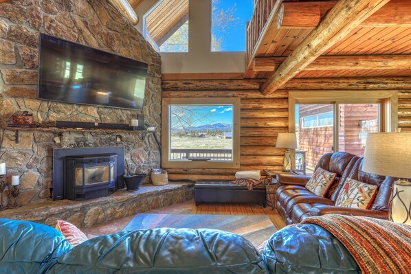 Smart TV, chimenea y futbolito