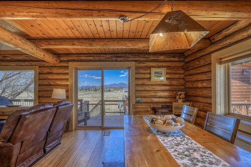 Charming Cabana Dichoso: Hot Tub, Game Room, Private Pond, Pet-Friendly and Stunning Mountain Views!