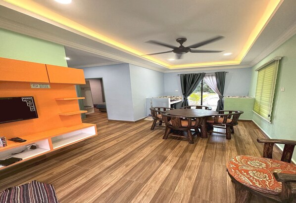 Executive Suite | Laptop workspace, free WiFi, bed sheets