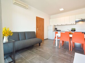 Interior - Lovely apartment for 4 guests with WIFI, A/C, TV and terrace (Medulin)