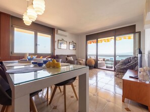 Dining - Beautiful apartment for 6 people with WIFI, A/C, TV, terrace and pets allowed (Salou)