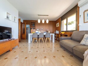 TV - Beautiful apartment for 6 people with WIFI, A/C, TV, terrace and pets allowed (Salou)