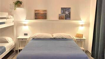 ํจ๋ฐ๋ฆฌ ์ฟผ๋๋ฃธ | ๊ณ ๊ธ ์นจ๊ตฌ, ํ๋ก์ฐํ ์นจ๋, ๋
ธํธ๋ถ ์์
๊ณต๊ฐ, ๋ฐฉ์ ์ค๋น