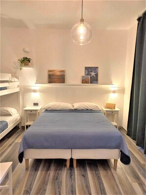 Familie vierpersoonskamer | Luxe beddengoed, pillowtop-bedden, een laptopwerkplek