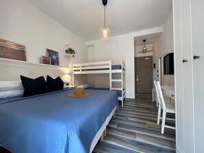 Camera panoramica, balcone, vista mare parziale | Biancheria da letto di alta qualità, materassi a doppio strato