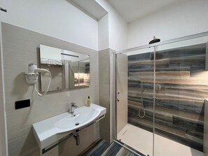 Panorama-Zimmer, Balkon, eingeschränkter Meerblick | Badezimmer | Dusche, Regendusche, Haartrockner, Bidet