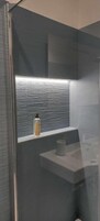 Family Quadruple Room | Bathroom | Shower, rainfall showerhead, hair dryer, bidet