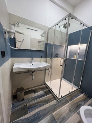 Panoramic Room, Balcony, Sea View | Bathroom | Shower, rainfall showerhead, hair dryer, bidet - B&B Fronte Mare (Camerota)