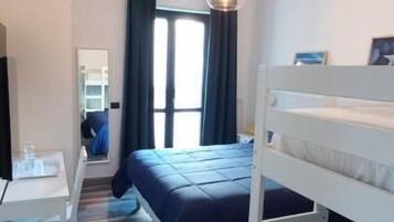 Panorama-Zimmer, Balkon, Meerblick | Hochwertige Bettwaren, Pillowtop-Betten, laptopgeeigneter Arbeitsplatz