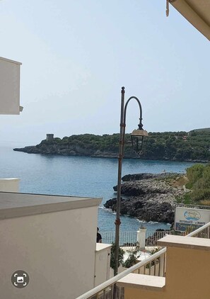 Panorama kamer, balkon, gedeeltelijk uitzicht op zee | Terras