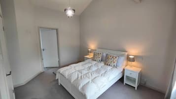 4 bedrooms, desk, iron/ironing board, free WiFi