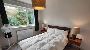 4 bedrooms, desk, iron/ironing board, free WiFi