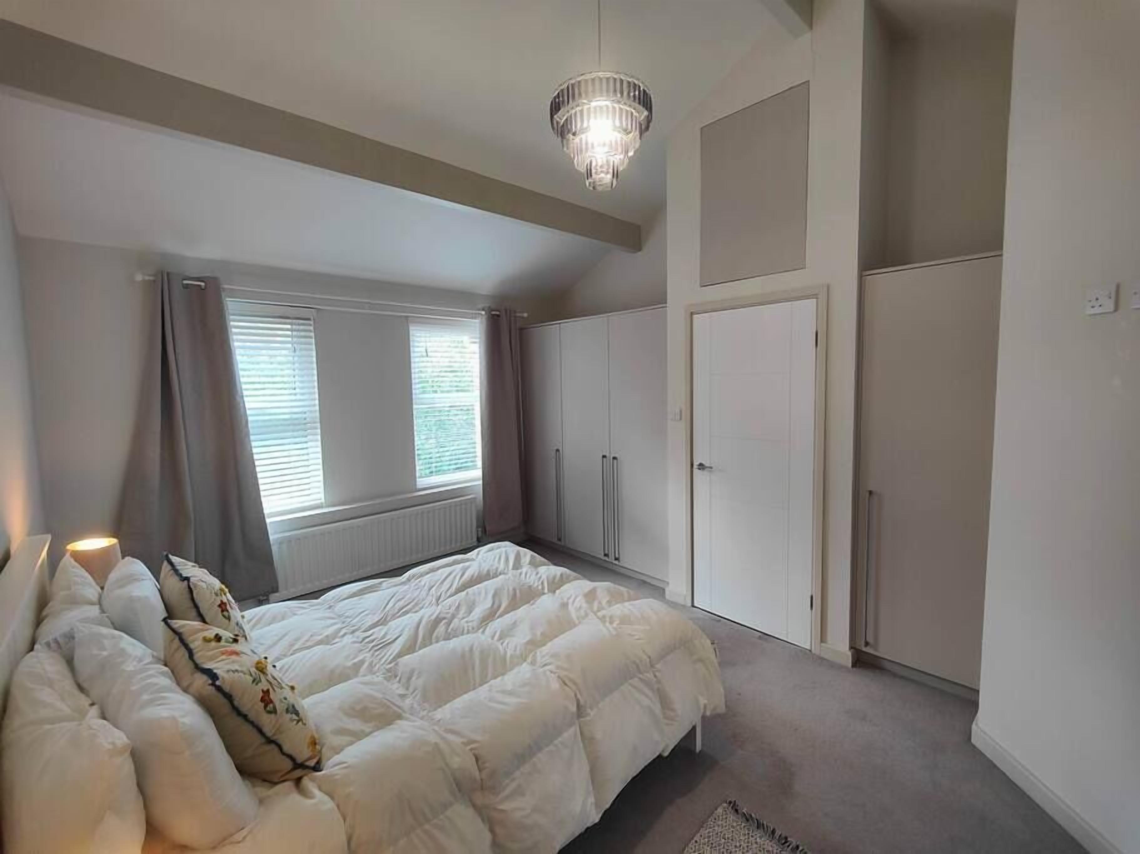 4 bedrooms, desk, iron/ironing board, free WiFi