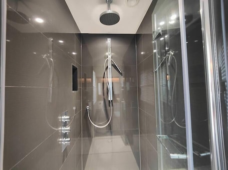 Shower. Heathlands 4bed House
