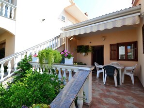 Outdoor dining - Cosy apartment for 6 people with A/C, WIFI, TV and terrace (Zadar)