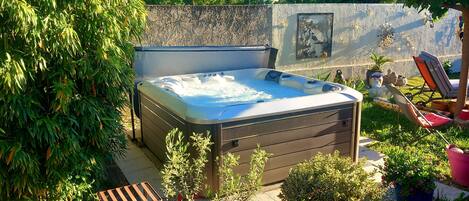 Bañera de hidromasaje al aire libre