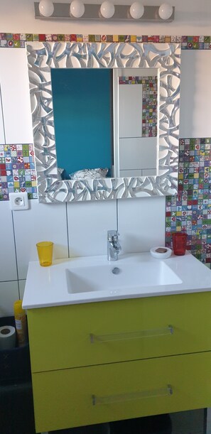 Haartrockner, Handtücher, Seife, Toilettenpapier