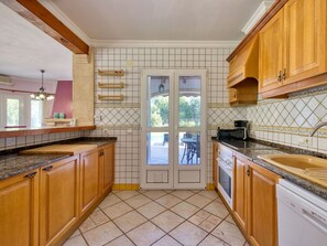 Mikroaaltouuni, uuni, astianpesukone, syöttötuoli