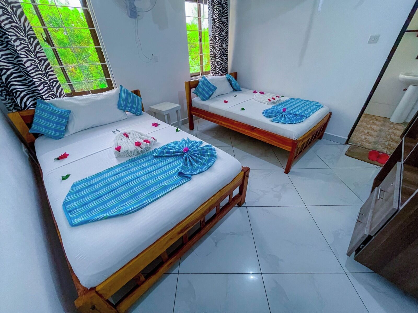 2 habitaciones, escritorio, tabla de planchar con plancha y wifi gratis 