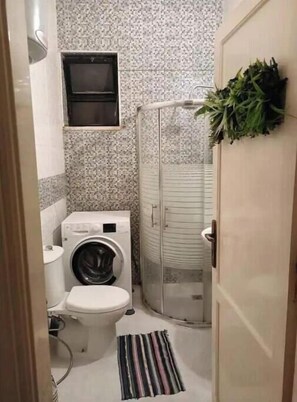 Secadora de cabello, toallas, jabón, papel de baño 