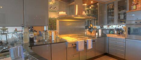 Mikrowelle, Ofen, Geschirrspüler, Hochstuhl