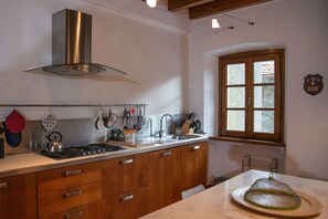 Réfrigérateur, micro-ondes, plaque de cuisson, lave-vaisselle