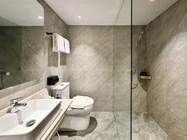 Une salle de bain moderne avec une baignoire, des toilettes et un lavabo.