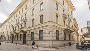 Un edificio histórico con fachada clásica, múltiples ventanas y balcones.