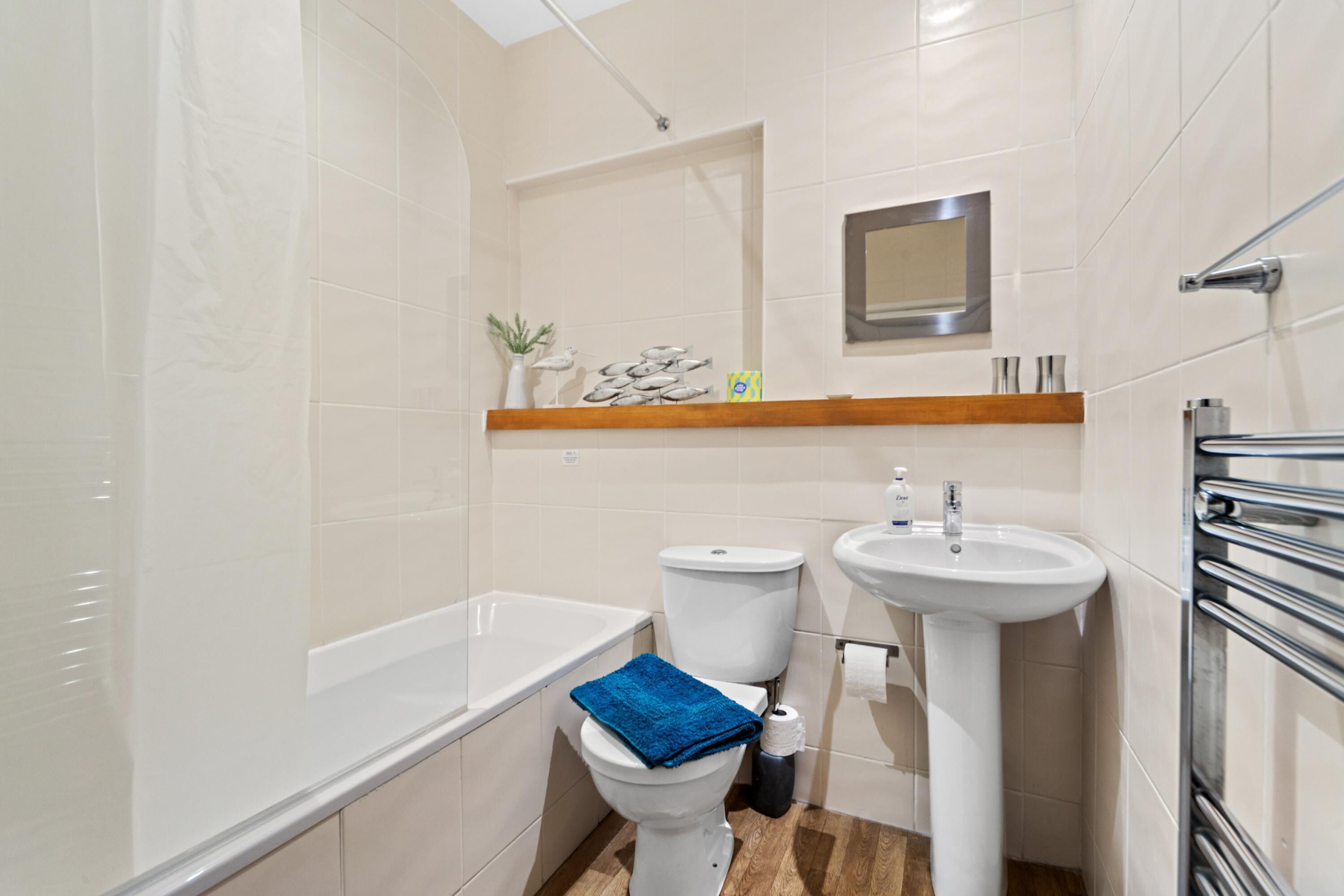 Un baño moderno con bañera, inodoro y lavabo.
