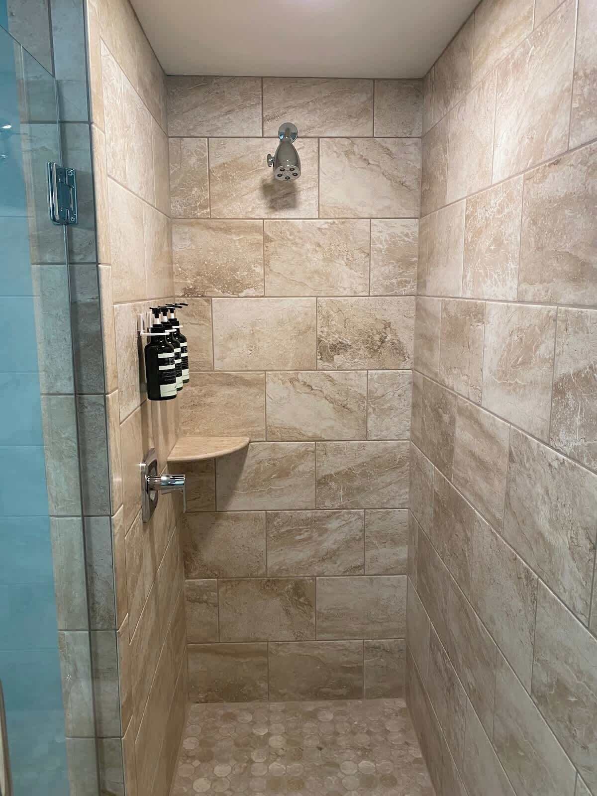 Douche, sèche-cheveux, serviettes fournies