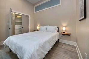 3 bedrooms, iron/ironing board, travel crib, WiFi - Light-filled adventure loft (Roanoke)