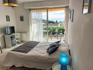 1 bedroom, travel crib, WiFi, bed sheets - Cosy apartment for 2 guests with WIFI, TV and terrace (Cannes)