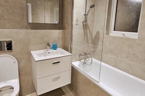 Secadora de cabello, toallas, jabón, papel de baño