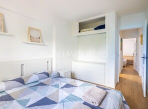 3 habitaciones, tabla de planchar con plancha y ropa de cama 