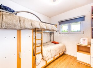 3 bedrooms, iron/ironing board, bed sheets