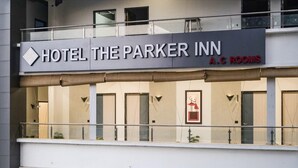 Placa de hotel para 'Hotel The Parker Inn' com quartos com ar condicionado.