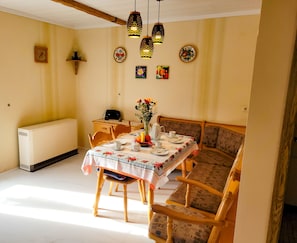 Dining - Entspannung für die Ganze Familie + Haustier in Dieser Friedlichen Unterkunft (Neudrossenfeld)