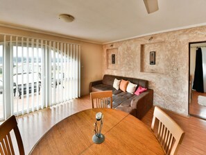 TV - Beautiful apartment for 4 guests with WIFI, A/C, TV, terrace and pets allowed (Biograd Na Moru)