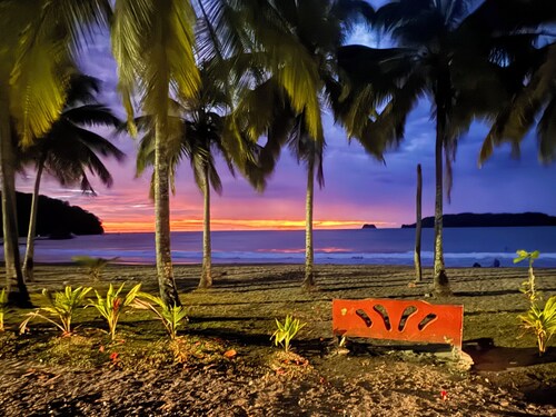 Cute studio, GREAT location, beautiful pool, close to beach! AC+