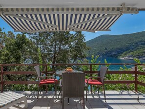 Outdoor dining - Lovely apartment for 2 guests with A/C, WIFI, TV and terrace (Pokrivenik)