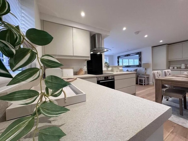 Dining tables - 2 Bed Ground floor flat with garden (Oxfordshire)