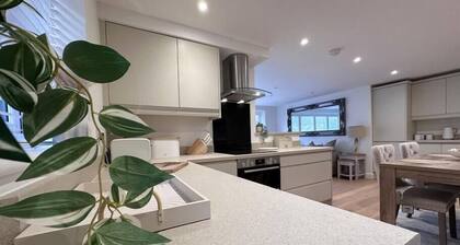 2 Bed Ground floor flat with garden