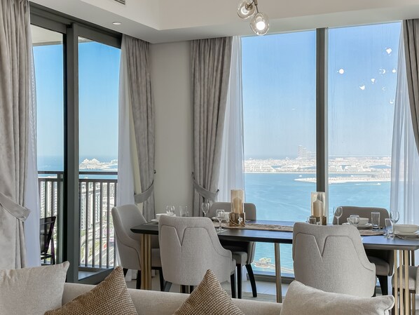 Deluxe Apartment | In-room dining - Breathtaking 3BR with Sea & Marina (Dubai)