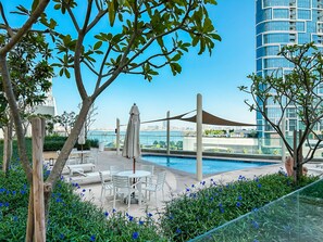 Outdoor pool - Breathtaking 3BR with Sea & Marina (Dubai)