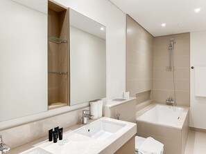 Deluxe Apartment | Bathroom - Breathtaking 3BR with Sea & Marina (Dubai)