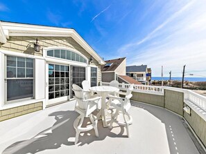 Outdoor dining - SPECTACULAR 6 BEDROOM HOME ON THE OCEANBLOCK IN BEACH HAVEN!!! HOT TUB!!! (Beach Haven)