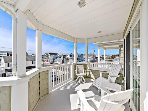SPECTACULAR 6 BEDROOM HOME ON THE OCEANBLOCK IN BEACH HAVEN!!! HOT TUB!!!